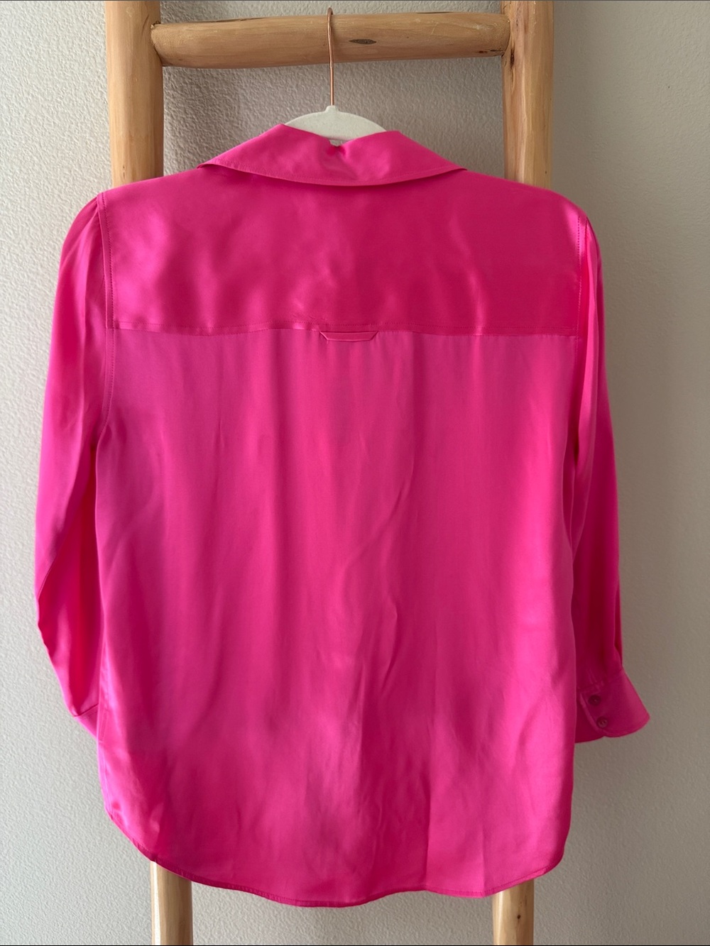 🆕 L'AGENCE | Dani Silk Button-Down Shirt in electric pink - Picture 7 of 11